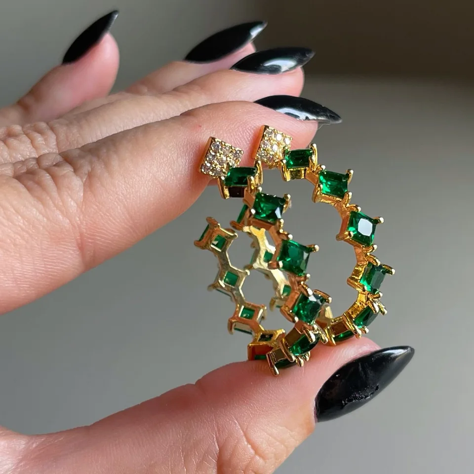 Argola com detalhes verdes — fotografia de referência do acervo Butti Semijoias