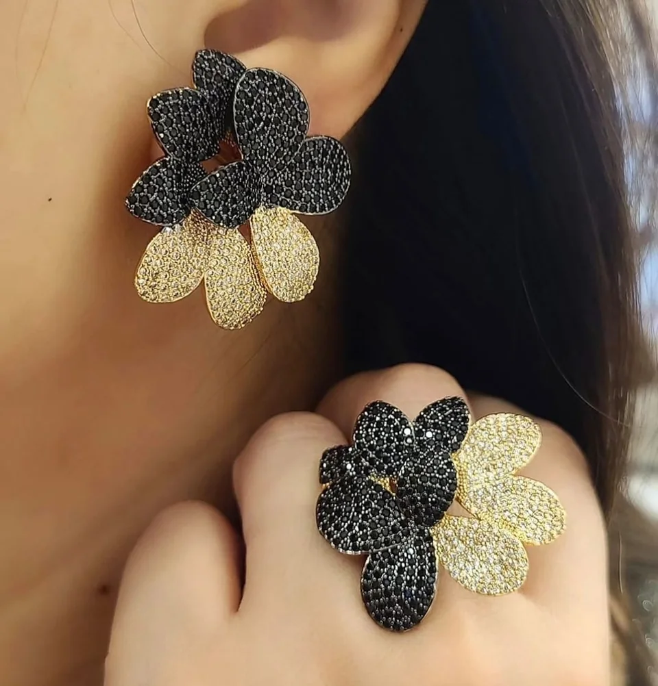 Conjunto flor em contraste — fotografia de referência do acervo Butti Semijoias