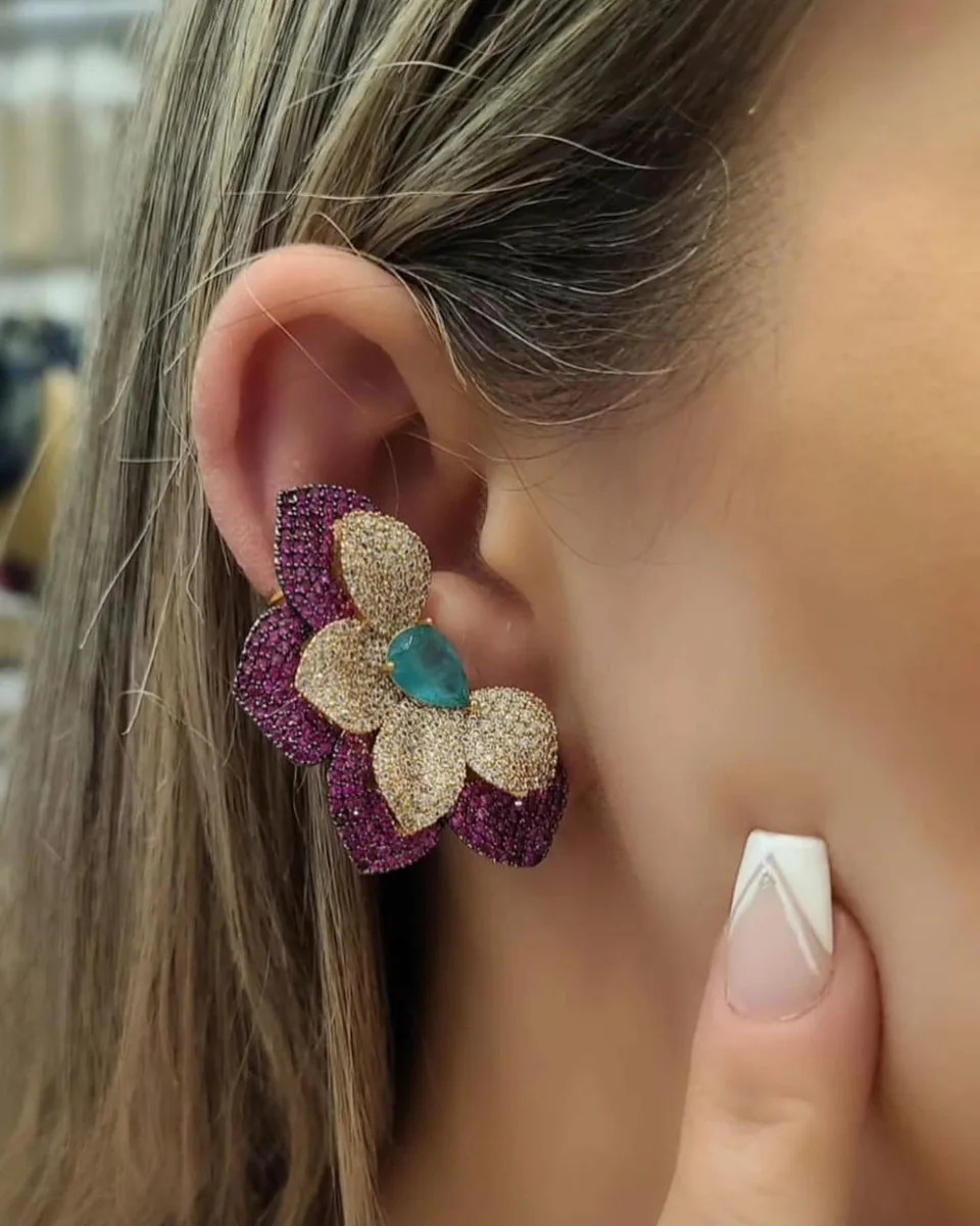 Ear cuff flor colorida — fotografia de referência do acervo Butti Semijoias