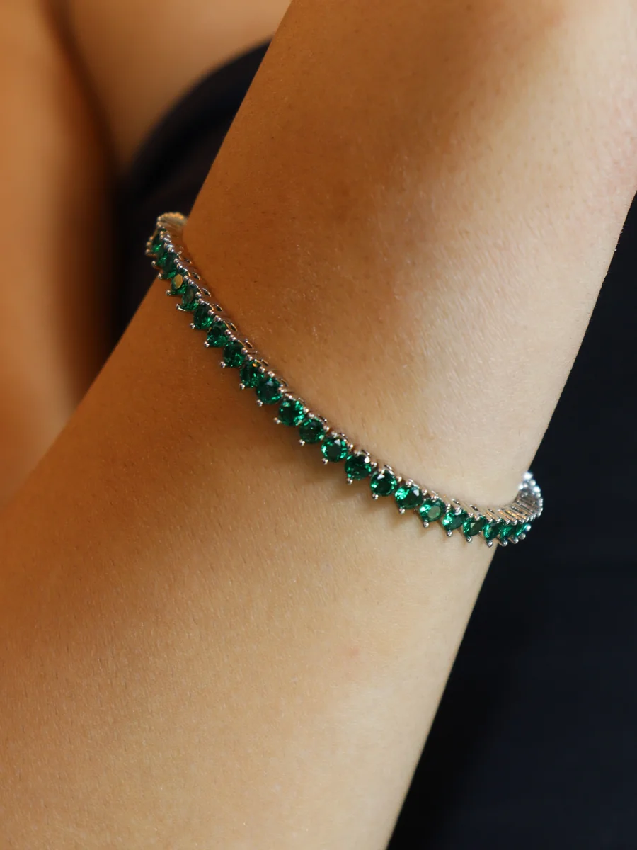 Pulseira de pontos verdes — fotografia de referência do acervo Butti Semijoias